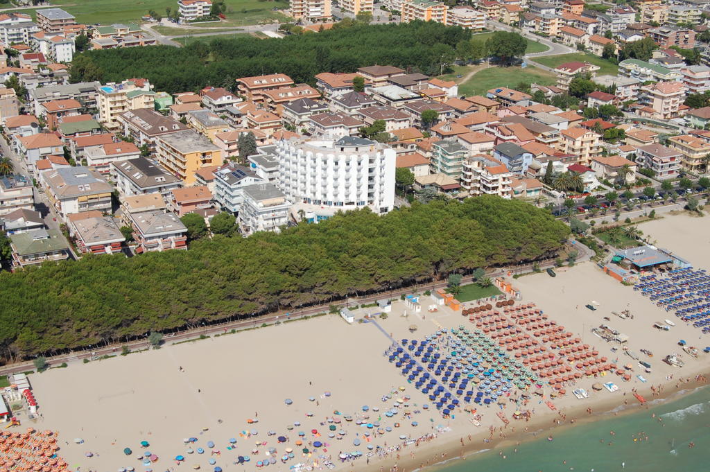 Hotel Lido Alba Adriatica Exteriör bild